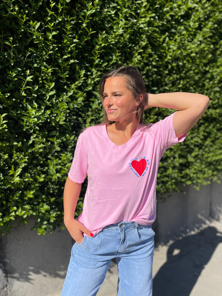 T-shirt rose - LOVE IS A KISS ON THE FOREHEAD