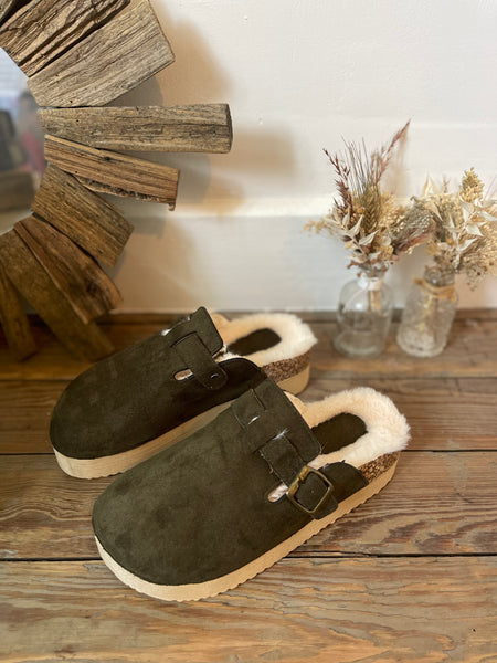 Chaussures claquettes - style UGG
